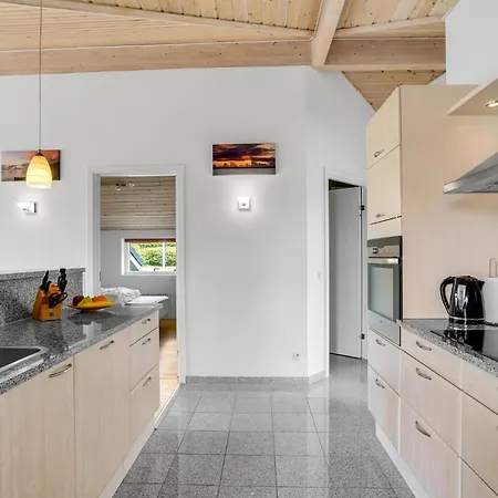 4 Bedroom Amazing In Holiday home