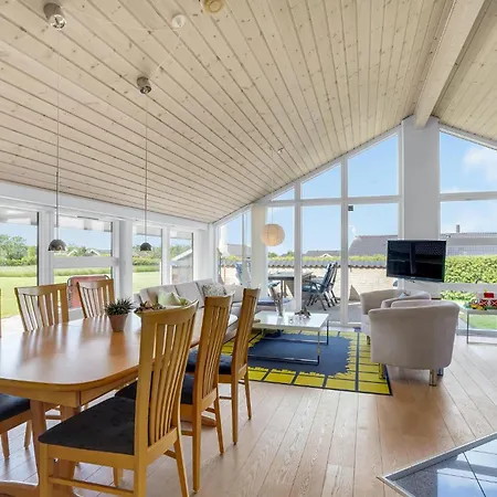 4 Bedroom Amazing In Holiday home *