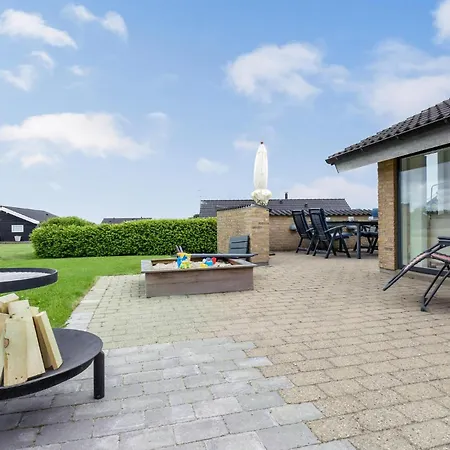 4 Bedroom Amazing In Vinderup