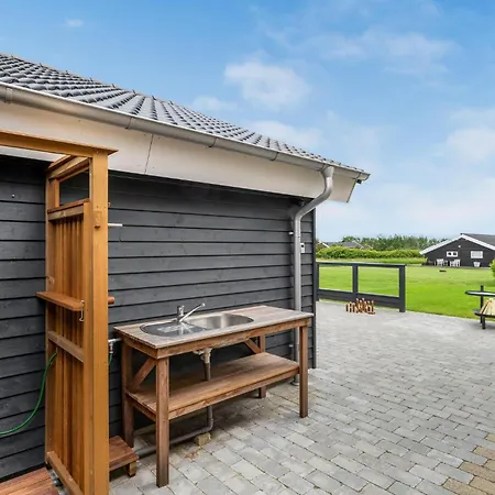 4 Bedroom Amazing In Vinderup
