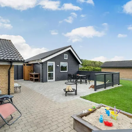 4 Bedroom Amazing In Holiday home Vinderup